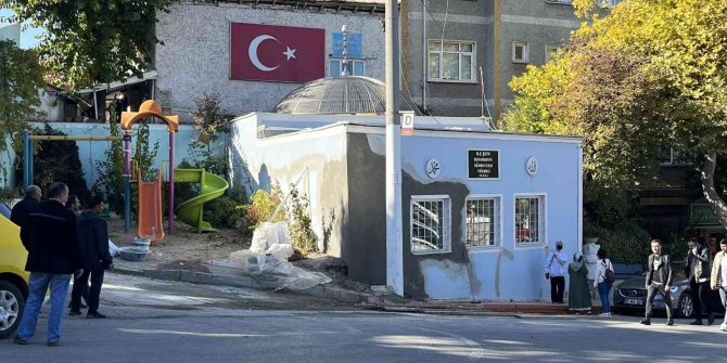 Kamyonun çarptığı türbe duvarı onarıldı