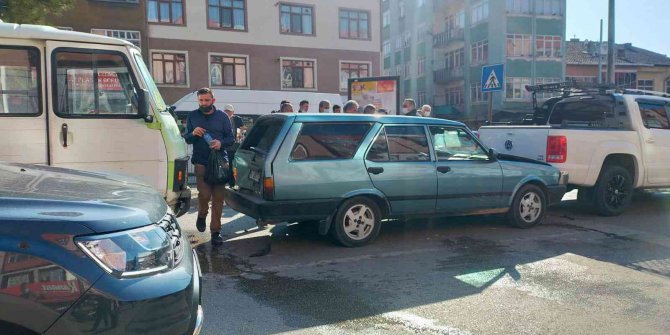 Yayalara çarpmamak için durunca zincirleme kaza oldu