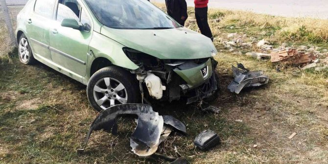 Konya’da otomobil telefon direğine çarptı: 1 yaralı
