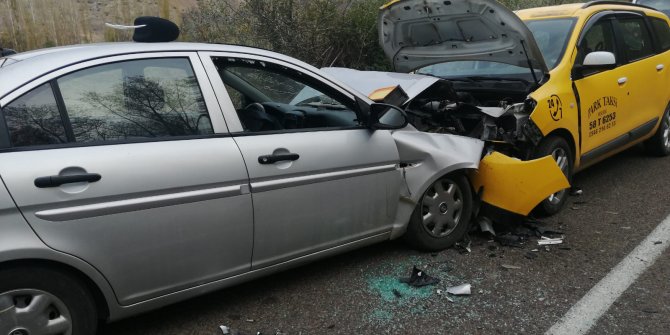 Taksi ile otomobil çarpıştı: 1 ölü, 3 yaralı