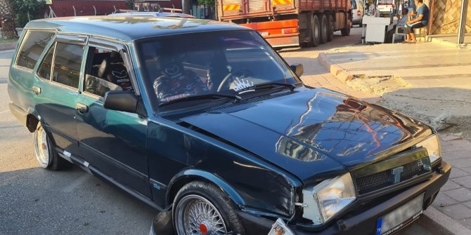 Çaldıkları otomobille kaza yapınca akü ile ses sistemini alıp kaçtılar