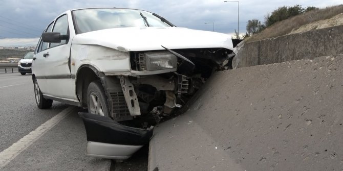 Beton bariyere çarpan otomobilin sürücüsü yaralandı
