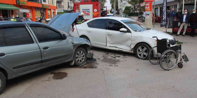 İki otomobil çarpıştı, araçta sıkışan felçli vatandaşı ekipler çıkardı