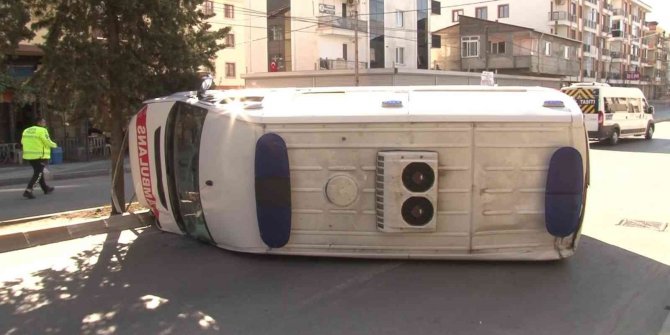 Devrilen ambulanstan burunları bile kanamadan kurtuldular