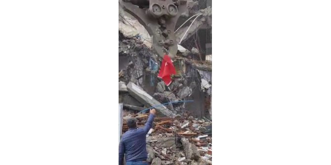 Sultangazi'deki yıkımda operatörün bayrak hassasiyeti