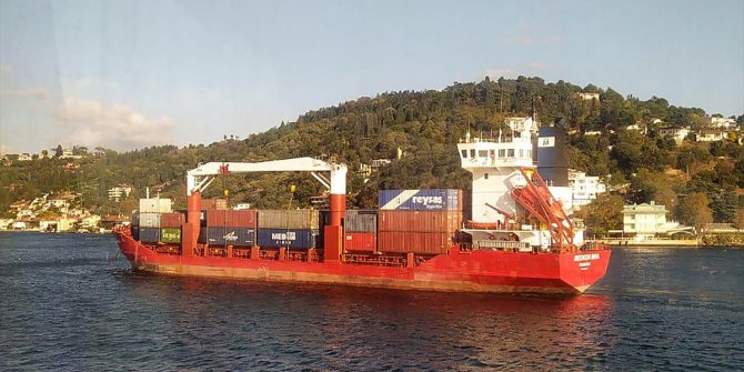 Makine arızası yapan yük gemisi İstanbul Boğazı'na demir attı