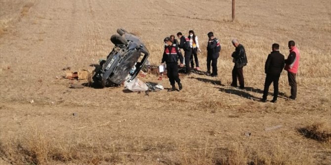 Şarampole devrilen otomobildeki 2 kişi yaralandı