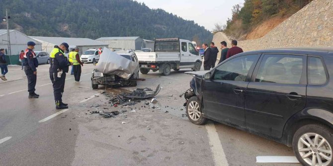 Bursa’da zincirleme kaza: 2 otomobil ve 1 servis aracı çarpıştı