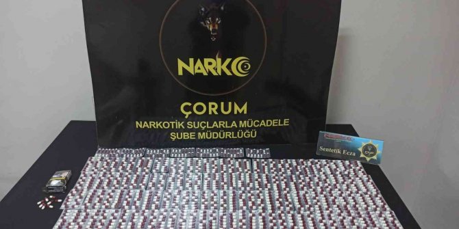 Polisten kaçan araçtan yüzlerce uyuşturucu hap çıktı