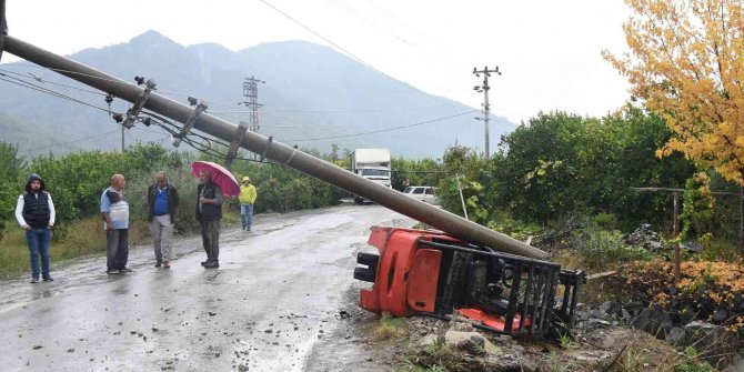 Kamyon kasasından düşen Forklift mahalleyi elektriksiz bıraktı