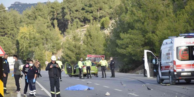 Burdur’da hurda arabası takılı motosiklet otomobille çarpıştı: 1 ölü
