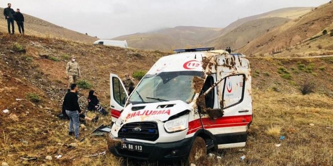 Erzincan’da ambulansın devrilmesi sonucu 3 sağlık görevlisi yaralandı