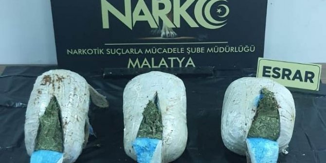Peynir bidonlarından 5 kilo 890 gram uyuşturucu çıktı