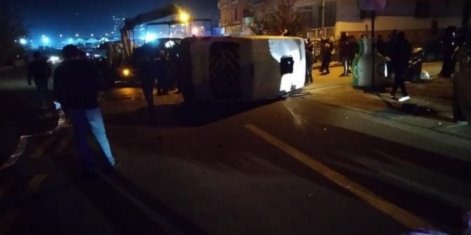 Otomobilin çarptığı servis minibüsü devrildi; 6 çocuk yaralandı