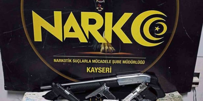 Şüpheli araçta uyuşturucu ticaretinin hesap çetelesi çıktı