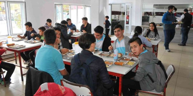 İlçe protokolü aşevinde öğrencilerle birlikte yemek yedi