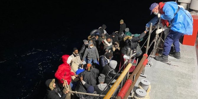 Türk kara sularına itilen 59 düzensiz göçmen kurtarıldı