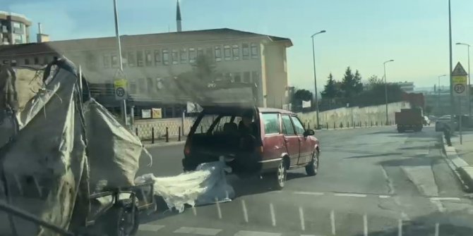 Pendik’te yolda kalan motosikleti naylonla bağlayıp çektiler