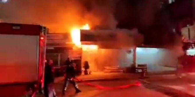 Kebap dükkanı alev alev yandı, 2 kişi hastanelik oldu