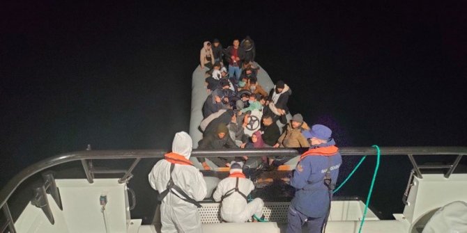 33 kaçak göçmen batmak üzereyken kurtarıldı
