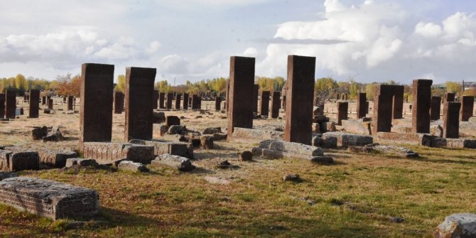 Selçuklu Mezarlığındaki taşlar tarihe ışık tutuyor