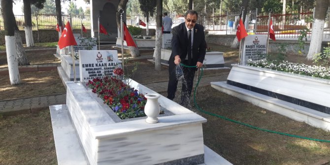 Sosyal medyada şehit mezarına yapılan saldırıya babasından tepki