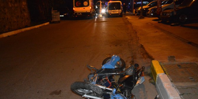 Elektrikli motosiklet ile otomobil kafa kafaya çarpıştı: 5 yaralı