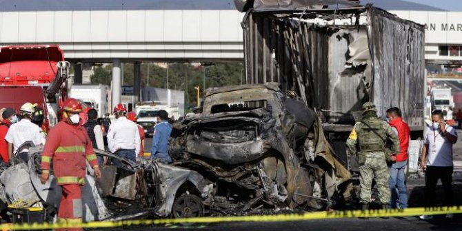 Meksika'da otoyol gişelerinde feci kaza: 19 ölü