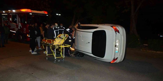 Ağaca çarpıp yan yatan araçtaki sürücü yaralandı