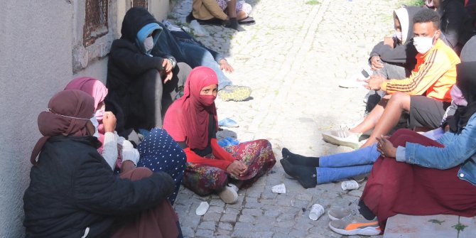 Foça açıklarında 52 düzensiz göçmen kurtarıldı