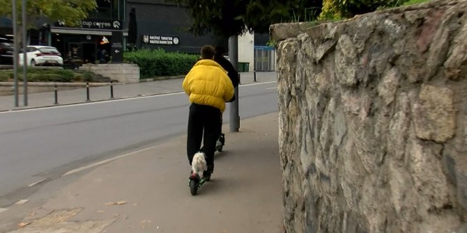 Elektrikli scooter ihlalleri devam ediyor: kimi arkadaşıyla kimi köpeğiyle bindi 