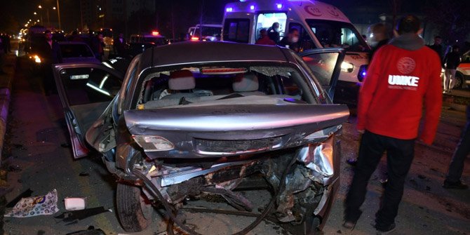 Trafik kazasında yaralılara yardım ederken aracın çarptığı kişi hayatını kaybetti