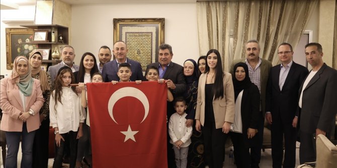 Liban: le MAE turc, Cavusoglu rend visite à une famille libanaise d'origine turque
