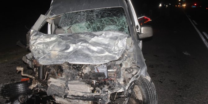 İki otomobilin çarpıştığı kazada 1 kişi öldü, 4 kişi yaralandı