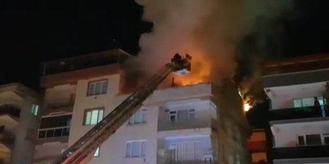 4 katlı apartmanın çatı katında çıkan yangın korkuttu