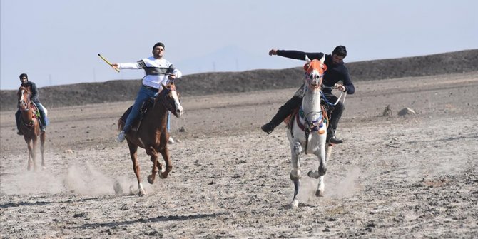 Kars'ta ata sporu 'cirit' köylüler tarafından yaşatılıyor