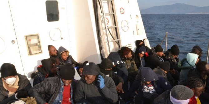 İzmir açıklarında Türk kara sularına itilen 61 düzensiz göçmen kurtarıldı