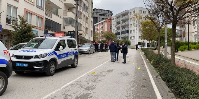 Hırsızlık şüphelisi ile iş yeri sahibi arasında silahlı kavga: 2 yaralı