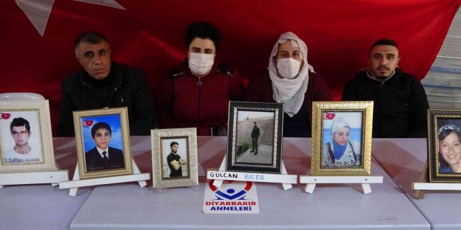 HDP önünde ailece evlatlarının yolunu gözlüyorlar