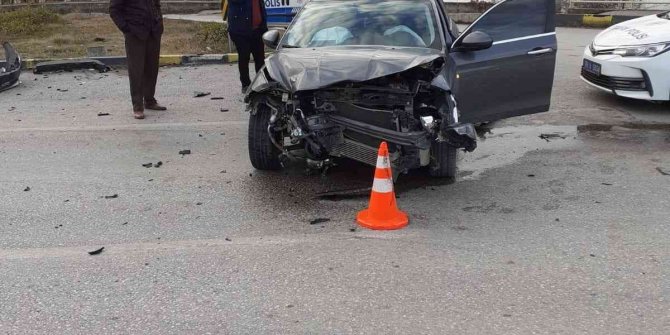 İki otomobil çarpıştı: 3 yaralı
