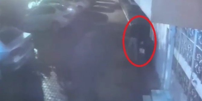 Motorun kilidini açamayınca deliye döndüler, bu anlar güvenlik kameralarına yansıdı