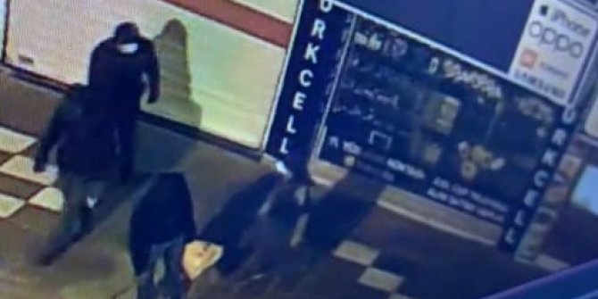 Cam kapıyı kırıp girdikleri iş yerinden hırsızlık yaptılar