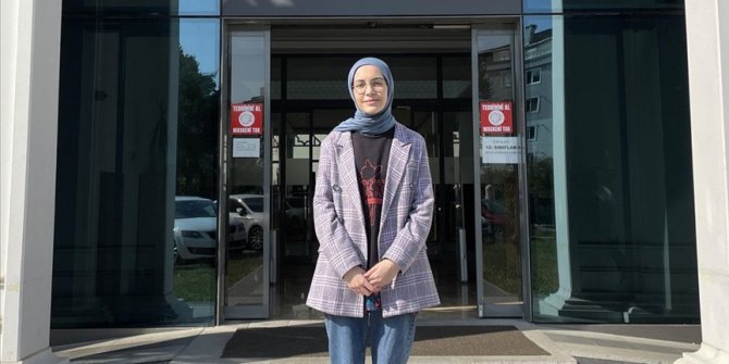 Yurt dışına çıkmadan 8 dil öğrendi