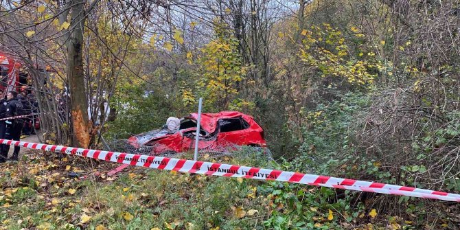 Aşırı süratli seyreden otomobil ağaçlara çarptı: 1 ölü, 1 yaralı