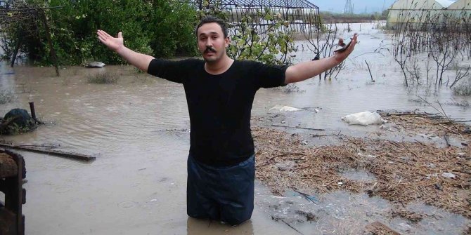 Antalya’da yağmur ve fırtına biber seralarını vurdu