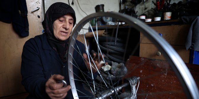 "Bisikletçi Anne" 30 yıldır evini tamircilikle geçindiriyor