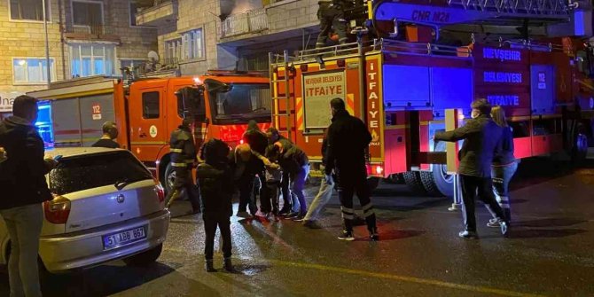 Apartmanda yangın paniği: Mahsur kalan vatandaşları itfaiye tahliye etti