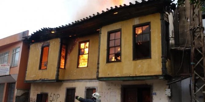 250 yıllık binada çıkan yangından pencereden atlayarak kurtuldu