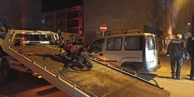 Hafif ticari araçla motosiklet çarpıştı: 1 yaralı