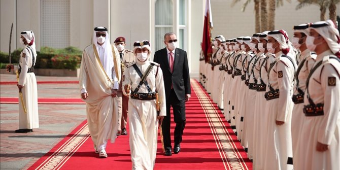 Cumhurbaşkanı Erdoğan Katar Emiri Al Sani tarafından resmi törenle karşılandı